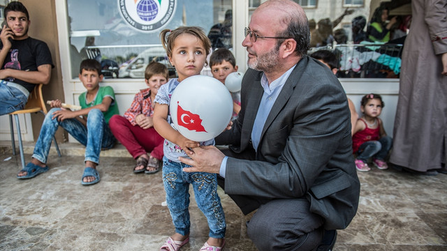 Suriyeli çocuklara kıyafet ve oyuncak yardımı