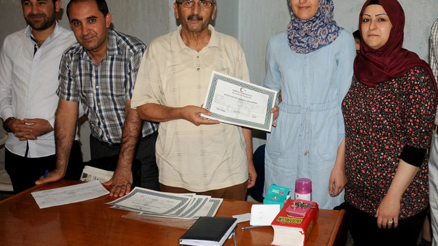 Suriyeli lise öğrencilerinin diploma sevinci