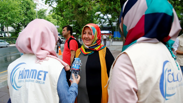Suriyeli öğrencilerden hurma ve su ikramı