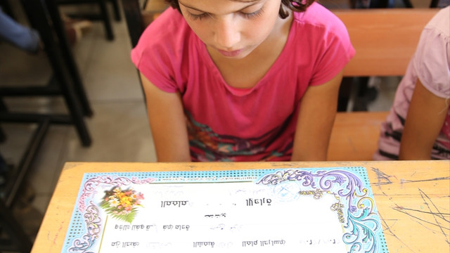 Suriyeli öğrencilerin karne sevinci