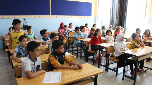 Suriyeli öğrencilerin karne sevinci