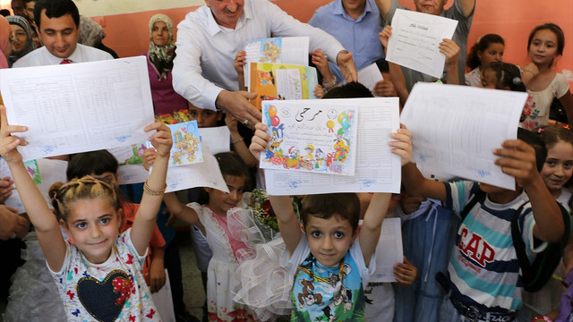 Suriyeli öğrencilerin karne sevinci