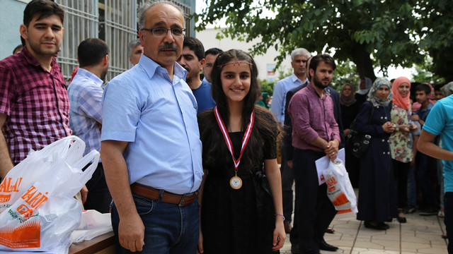 Suriyeli ve Iraklı çocukların karne sevinci