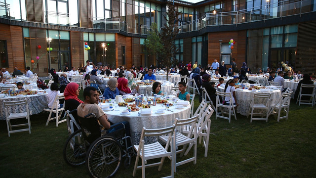 Suriyeli yetim çocuklar iftarda buluştu