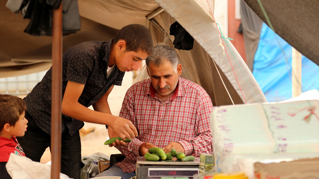 Suriyeliler çadır dükkanlarla hayata tutunuyor