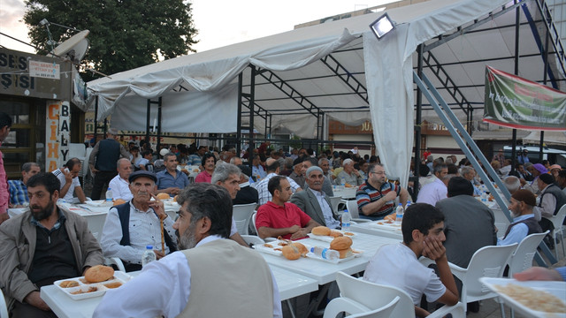 Surlular, ilahiler eşliğinde iftar açıyor