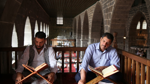 Sur'un tarihi camileri mukabele halkalarıyla şenlendi