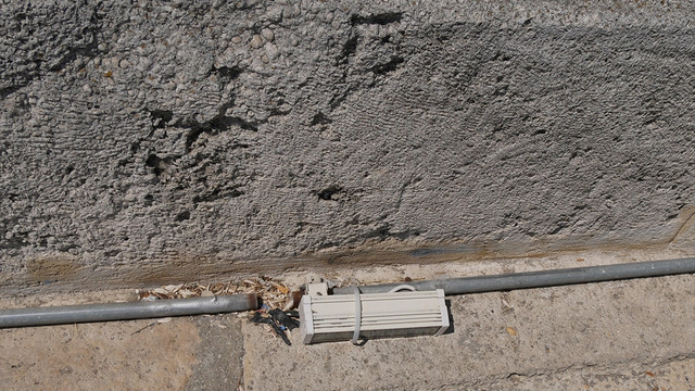 Tarihi köprünün aydınlatma lambalarını çaldılar