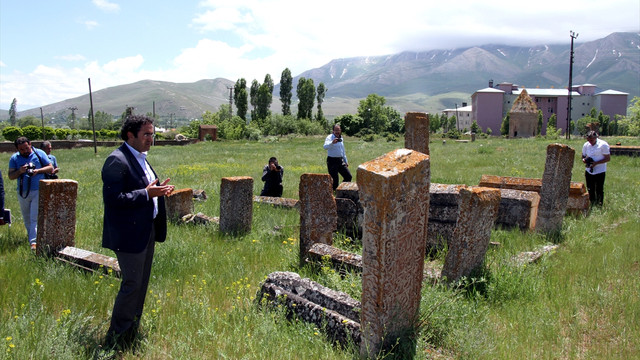 Tarihi mezar taşları iskeleden çıktı