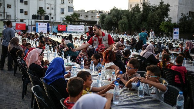 TDV’den Gazze’de bin kişilik iftar sofrası