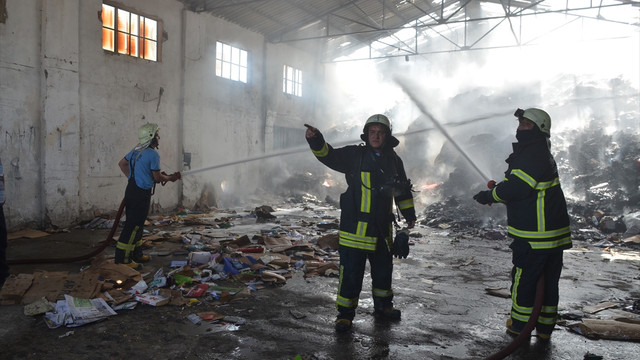Tekirdağ'da atık kağıt deposunda yangın