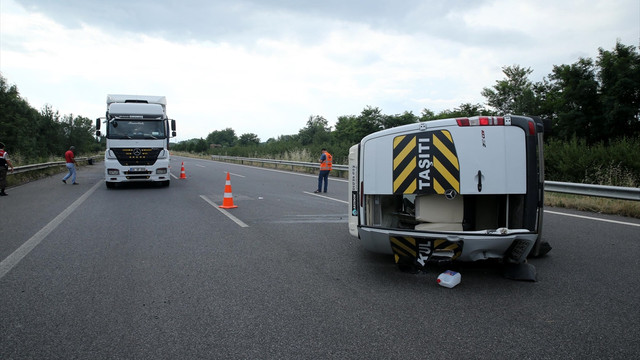 TEM Otoyolu'nda minibüs devrildi: 3 yaralı