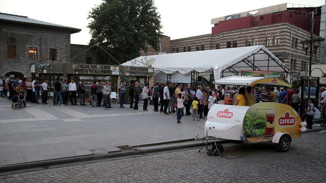 Terör mağdurlarına iftar sonrası çay ikramı