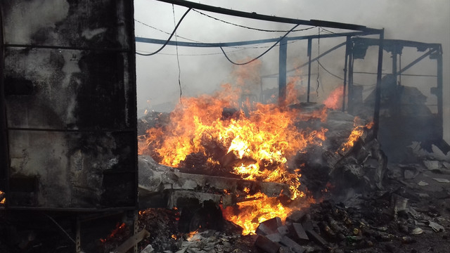 Teröristler yol kesip araç yaktı