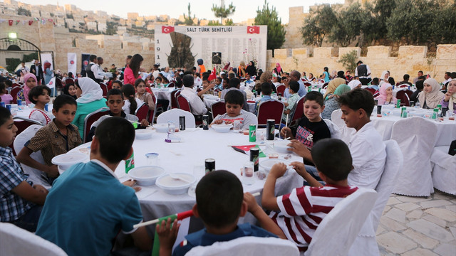 TİKA'dan Ürdünlü yetim ve engelli çocuklara iftar