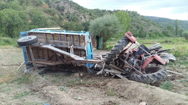 Tosya'da traktör devrildi: 1 ölü, 1 yaralı