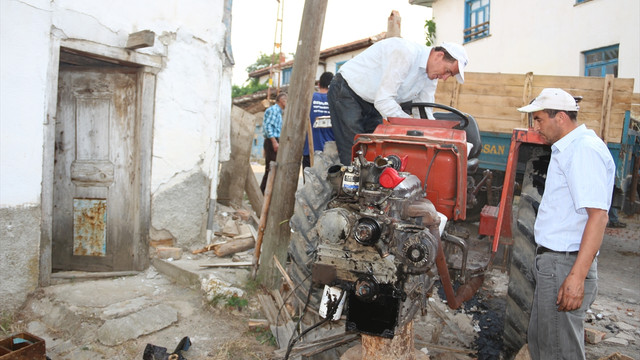 Traktör evin duvarına çarptı: 3 yaralı