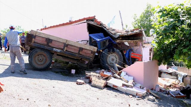 Traktör evin mutfağına girdi