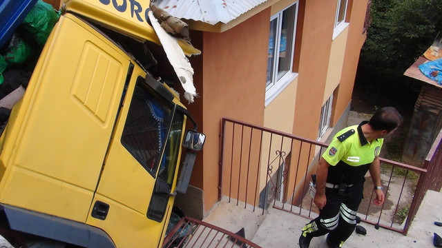 Tunceli'de kömür yüklü tır evin üzerine devrildi
