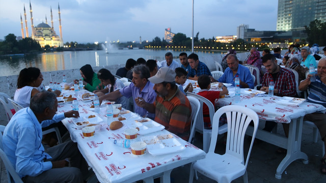 Türk Kızılayı Adana Şubesi'nin 6. geleneksel iftarı