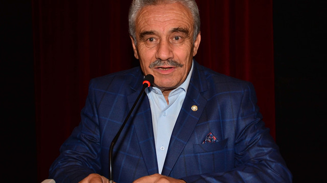 Türk Kızılayı Adana'daki yetimleri giydirdi