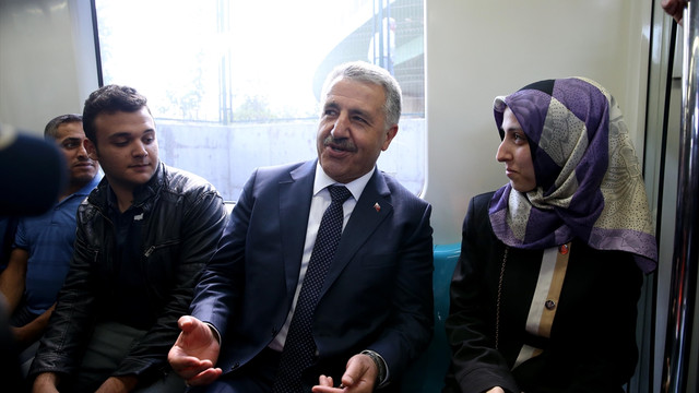 Bakan Arslan, Marmaray'da vatandaşlarla yolculuk yaptı