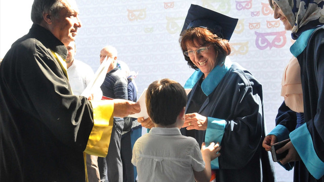 Üniversiteyi 62 yaşında bölüm ikincisi olarak bitirdi