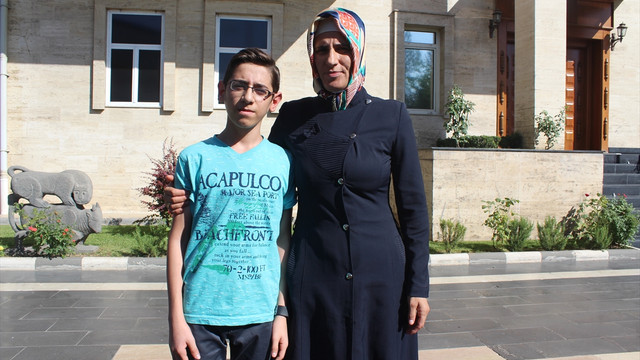 Vali Aksoy'dan TEOG birincilerine ödül