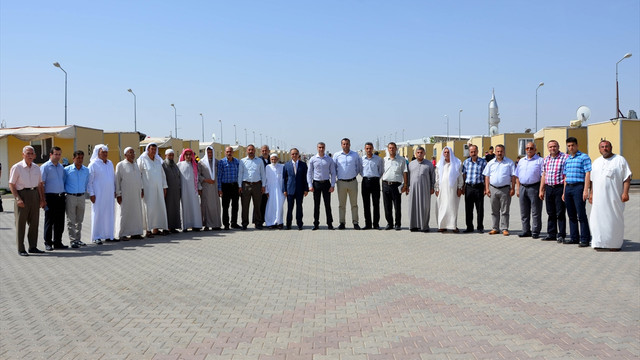 Vali Tapsız'dan Suriyeli sığınmacılara veda ziyareti