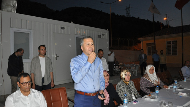 Vali Yerlikaya Suriyelilerle iftar yaptı