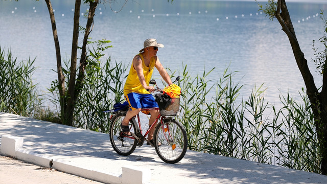 Vatandaşlar güzel havanın tadını Sapanca Gölü'nde çıkardı