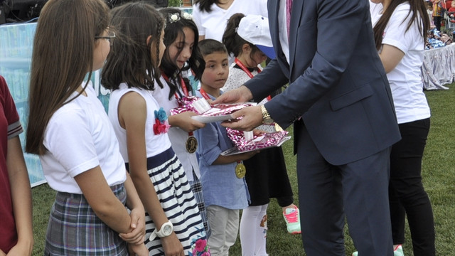 Yağmura rağmen 5 bin öğrenci kitap okudu