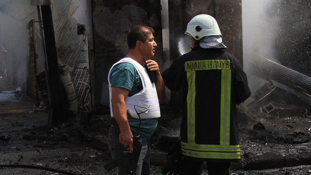 Yangında mahsur kalanlar iş makinesiyle kurtarıldı