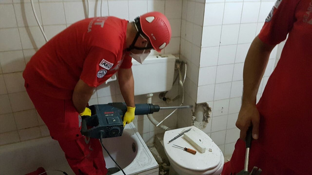 Yavru kediyi kurtarma operasyonu