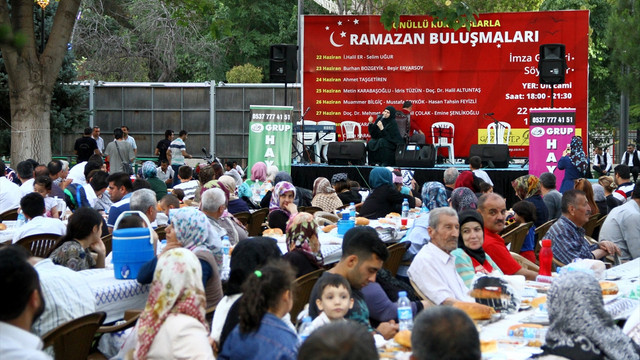 Yazar Şenlikoğlu okuyucularıyla buluştu