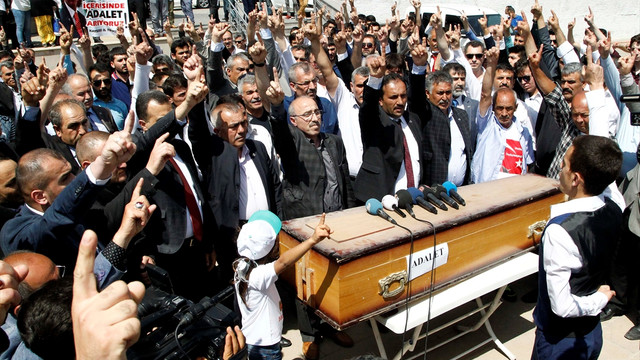 Yazıcıoğlu için adliye önünde gıyabi cenaze namazı kılındı