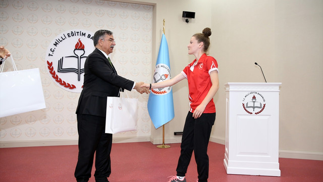 Yılmaz, Avrupa şampiyonu liseli sporcuları kabul etti