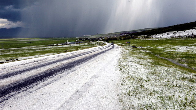 Yoğun sağanak ve dolu Kura Nehri'ni taşırdı