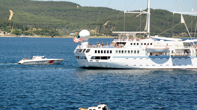 Yolcu gemisinin personeli elinden yaralandı