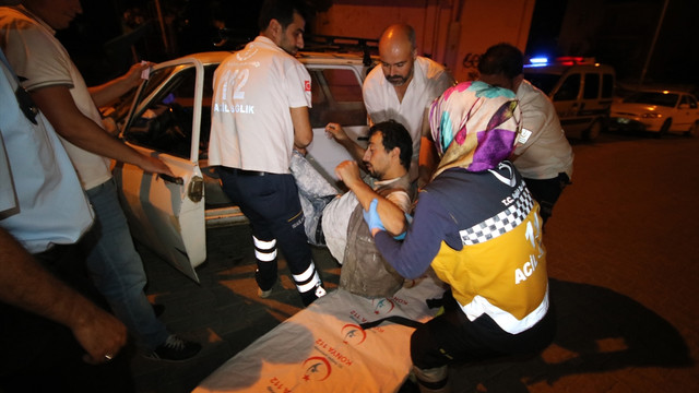 Yolun ortasında aracında uyuyakaldı