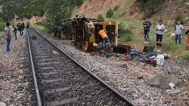 Yük treni iş makinesine çarptı: 1 yaralı