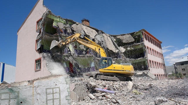 Yüksekova'da ağır hasarlı okulun yıkımına başlandı