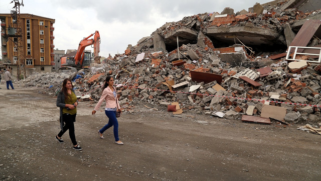 Yüksekova'da hasarlı binalar yıkılıyor