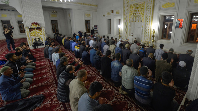 Yüksekova'da ilk teravihte eller huzur için açıldı