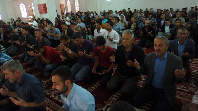 Yüksekova'da ramazanın ilk cumasında camiler doldu