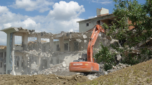 Yüksekovada ağır hasarlı binaların yıkımına başlandı