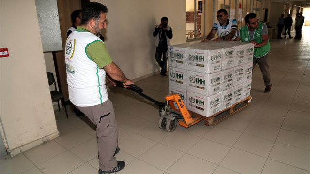 Yüksekovada terör mağduru ailelere gıda yardımı yapıldı