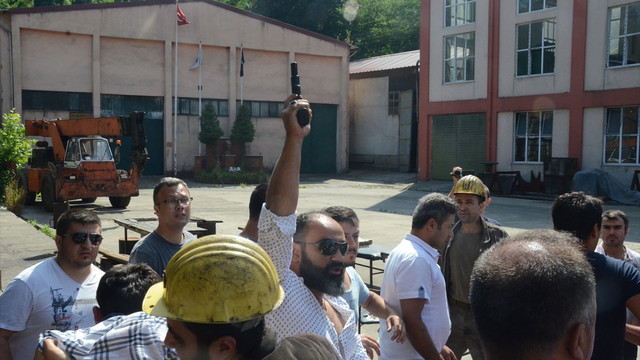 Zonguldak'ta madenciler gazetecileri darbetti