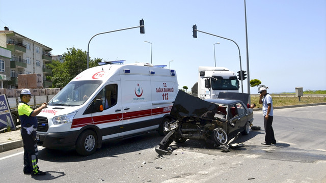 Zonguldak'ta otomobil kamyonla çarpıştı: 4 yaralı
