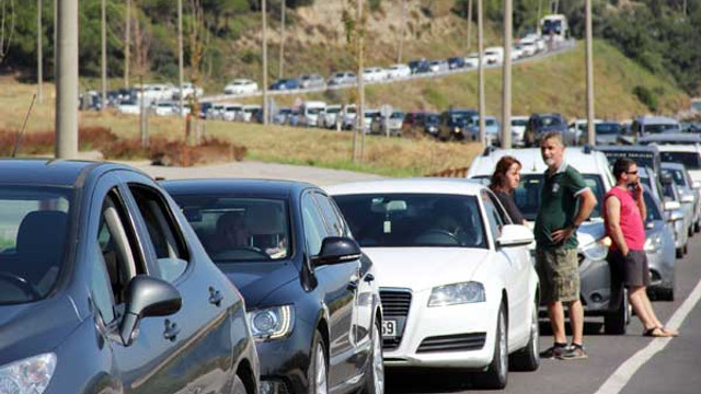 Tatil trafiği çile oldu! Metrelerce kuyruk